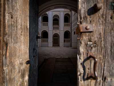 Non ci resta ora che varcare il grande portone in legno