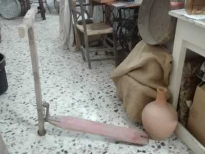 Ma i piccoli riuscivano anche a costruire originari prototipi di monopattini...