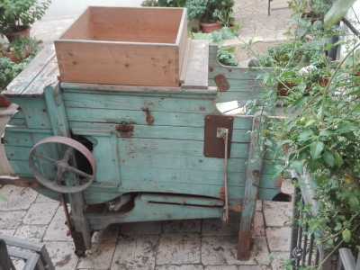 Lillino ci mostra una foto di un attrezzo non ospitato nel museo: un setaccio meccanico che, vibrando, separava i chicchi di mais dalle pannocchie...