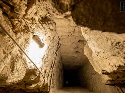 Qui abbiamo la fortuna di ammirare un antichissimo pozzo di captazione di acqua di falda potabile risalente al periodo greco-romano. Profondo 8 metri e protetto da una grata, � dotato di �pedarole�, ossia incavi contrapposti che servivano per scendere e salire