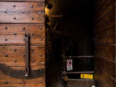 ...ci inoltriamo nel torrione di San Cristoforo per andare ad ammirare il pezzo forte del nostro inedito viaggio: i resti di una chiesa bizantina. Entriamo attraverso una massiccia porta in legno...