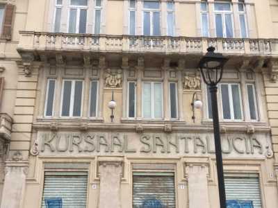 ...oltre ai decori con altorilievi che richiamano maschere e suonatori di cetra a firma dello scultore Gennaro Pepe