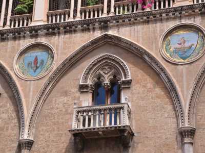 I due medaglioni raffiguranti la fenice e Barione, vecchio stemma della citt� di Bari
