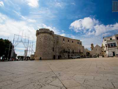 La struttura circolare ricorda effettivamente il quattrocentesco torrione del castello di Conversano