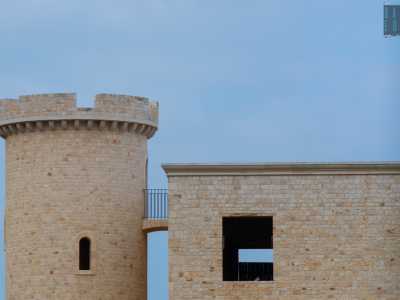 Notiamo tra l�altro come la torre vista in precedenza sia collegata al corpo principale dell�edificio da un piccolo balconcino con ringhiera