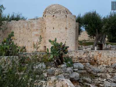 ...visto che lo stile architettonico richiama la forma absidale degli edifici religiosi
