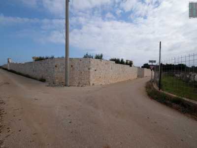 ...ci si ritrova davanti al muro perimetrale che la racchiude. Appare per� inaccessibile, essendo circondata da una parte dall�alta parete...