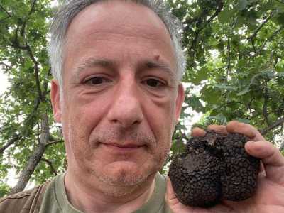 Il 46enne Aldo Ferrante, presidente dell�Associazione tartufai Alta Murgia, ci mostra un bianchetto ricoperto di terreno