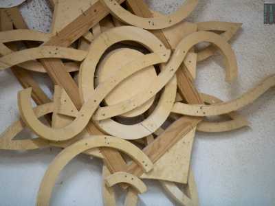 A quel punto i bancali di legno vengono piallati e sistemati e i pannelli multistrato ricavati sono tagliati...