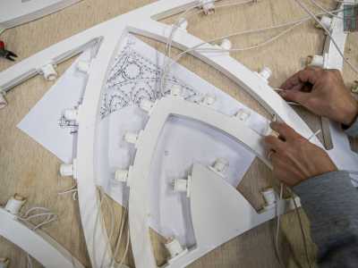 Tutto viene realizzato interamente a mano: si parte dal disegno, che poi viene riprodotto in 3d con l�aiuto del computer