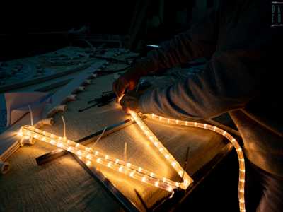 ...come scritte in acciaio lucido ricoperte interamente da fili di �led� in colore giallo caldo