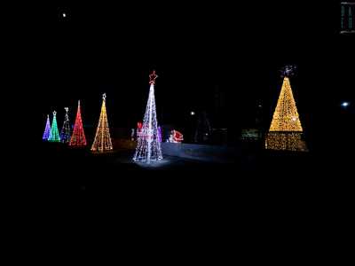 Qui veniamo accolti, visto il periodo, da splendide luminarie natalizie. Notiamo subito all�esterno sei abeti dalla struttura metallica interamente ricoperta da fili scintillanti