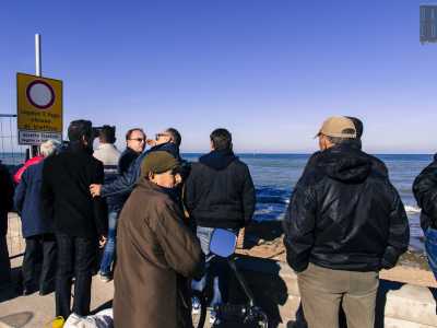 Un gruppo di persone assiste ai lavori