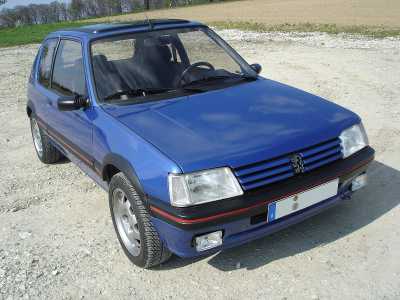 ...la Peugeot 205 (foto di Christoph CrazyD)