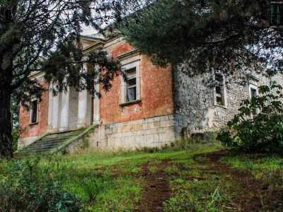 Ci troviamo davanti a una struttura in pietra che, seppur di modeste dimensioni e malridotta, mostra ancora tutto il suo fascino
