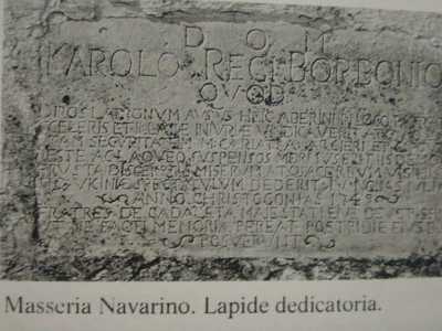 Varchiamo l'entrata centrale, sulla quale fino al 1998 insisteva una targa, trafugata da ignoti, scolpita per ricordare l'esecuzione dei fuorilegge