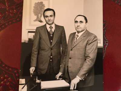 ...Triggiani � degno, secondo lo storico Vito Melchiorre (con lui nella foto), di essere accomunato ai padri della scrittura dei dialetti italiani, come Trilussa o Goldoni, essendo riuscito a cogliere perfettamente il gergo e la difficile trascrizione del vernacolo barese