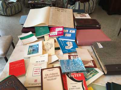 ...ci accolgono in un grande soggiorno in cui imperano libri, raccoglitori e immagini