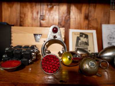 Notiamo anche un fanale degli anni 40 dalla forma ogivale e dei pedali consumati dal tempo