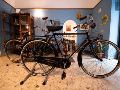 Michele da due anni si � messo alla ricerca di biciclette d�antan, procurandosele da altri collezionisti o da privati che le avevano ereditate da nonni e bisnonni
