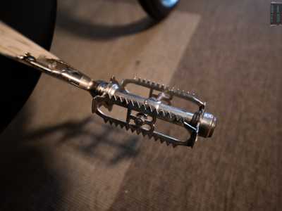 Caratteristici sono anche i pedali a dente di sega che recano traforata la B di Bianchi