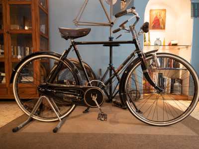 L�esperto ci mostra una �Umberto Dei� modello �Marca Oro A� di colore nero