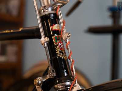 Questa bicicletta ha la particolarit� di avere i cosiddetti freni a bacchetta, che agiscono dal basso verso l�alto, andando a toccare la parte interna del cerchio e frenando cos� la bici in maniera morbida ed elastica