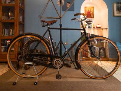Prima di andar via, Paparella ci fa ammirare il suo terzo gioiello: la Taurus modello 19 Lautal del 1951, acquistata a Milano. Salta subito agli occhi la sua eleganza e �nudit��