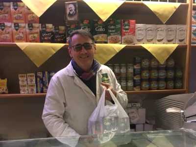 �Negli anni 30 � spiega il titolare 52enne Donato Foggetti � mio nonno Lorenzo apr� una drogheria qui di fronte che poco dopo trasform� in salumeria: la prima del quartiere... (foto tratta dalla pagina fb di Avanzi Popolo 2.0)