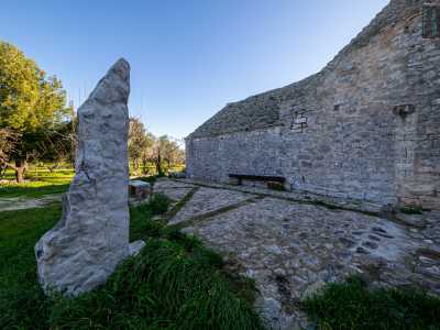 All�interno del giardino subito notiamo una grande pietra fissata perpendicolarmente nel terreno: si tratta di un menhir risalente al Neolitico