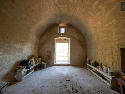 Varchiamo la porticina in legno e ci ritroviamo in un piccolo spazio voltato a botte con due anguste finestrelle