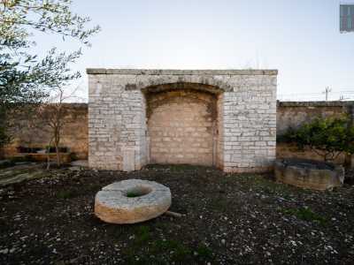 Sul lato destro c�� poi un ingresso ad arco realizzato intorno all�800 che si affacciava direttamente sulla strada provinciale. Attorno alla met� del secolo scorso, con l�arteria che diventava sempre pi� trafficata e pericolosa, � stato dismesso e murato