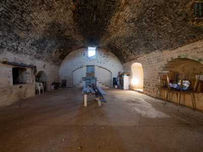 Notiamo prima l�ampio ambiente a volta risalente a circa duemila anni fa, con aperture ad arco sulle pareti laterali nelle quali molto probabilmente erano adagiate le presse