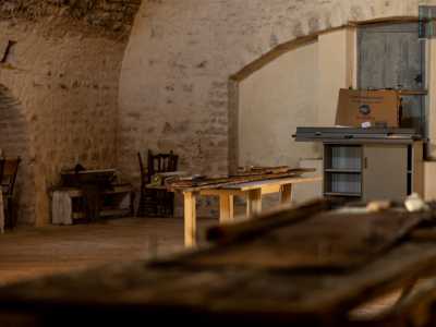 ...e un altro di epoca rinascimentale con tre alti scalini a ciascun lato della porta