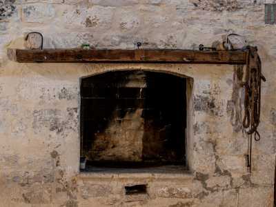 Di particolare interesse � poi il forno romano, segno che il grano macinato veniva qui usato per preparare il pane