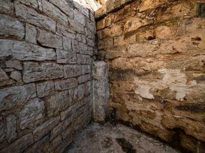 A �fare compagnia� al monumento c�� anche un altro menhir di grandezza pi� modesta che il proprietario ha dovuto incastonare tra le pareti del frantoio dopo un tentato furto qualche anno fa