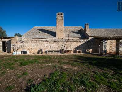 Dall�esterno l�edificio si presenta a base rettangolare con un tetto spiovente a chiancarelle che ricorda strutture di cui ci siamo gi� occupati: i lamioni