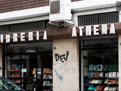 La nostra seconda tappa si trova sempre nel murattiano, in via Marchese di Montrone, ad angolo con via Putignani. Qui si staglia l�entrata della libreria Athena, fondata nel 1971 e specializzata nella vendita di testi antichi o comunque fuori catalogo