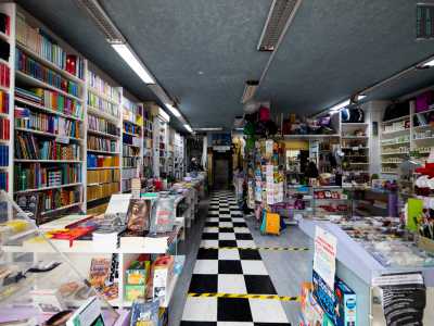 �Iniziai come rappresentante di libri � ci racconta il signore -. Poi nell�agosto del 1971, quando si liber� questo locale, decisi di acquistarlo per aprire una libreria tutta mia. Da allora mi sono specializzato soprattutto nel settore esoterico, ma vendo anche saggi, romanzi e libri scolastici�