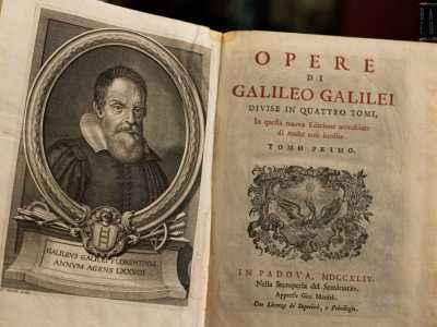 �Quella di vendere testi antichi � una vera e propria passione � ci spiega la signora -: noi ogni giorno ci mettiamo alla ricerca di testi �introvabili�, soprattutto quelli settecenteschi�. La donna ci mostra infatti una copia delle �Opere di Galileo Galilei� pubblicata addirittura nel 1750