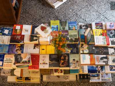 La libreria � generalista e possiede un�offerta che va dalla narrativa alla saggistica passando, come detto, per il mondo dedicato ai pi� piccoli. D� inoltre molto spazio ad autori emergenti e piccole case editrici