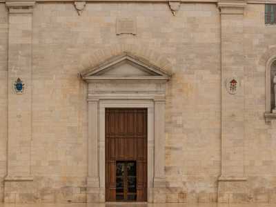 Quella inferiore vede le statue di Santa Chiara...