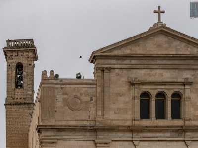 A �coronare� la struttura c�� una torretta quadrangolare terminante con una loggia colonnata. Un tempo parte dello spedale ma pi� volte rimaneggiata nei secoli, oggi custodisce quattro campane di ferro