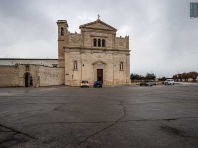 Per andare alla scoperta di questo gioiello, ci dirigiamo all�estremit� nord di Molfetta, in viale del Crociati, dove si trova un grande spiazzo fronte mare su cui si erge il complesso

