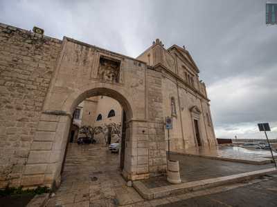 Alla sinistra dell�ingresso della chiesa notiamo un�arcata in pietra con un bassorilievo della Madonna, quella che introduce all�ex cortile dei pellegrini