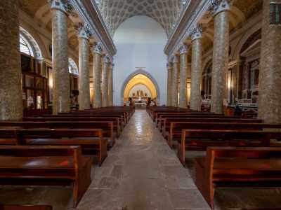 Ma � arrivato ora il momento di entrare nel tempio religioso. L�interno si presenta a tre navate...