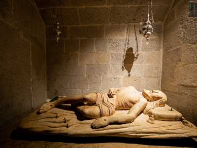 Qui il Cristo � adagiato su un bancone in pietra, con ancora sul corpo i segni della crocifissione