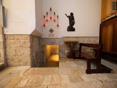 ...dalla quale uno stretto e basso anfratto conduce a una riproduzione cinquecentesca del Santo Sepolcro 