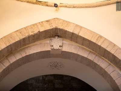 Superato il monumento marmoreo, il grande arco a sesto acuto rappresenta il punto di raccordo tra la navata centrale neoclassica...