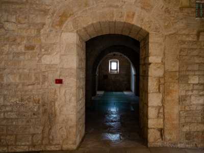 Attraverso il chiostro interno al cortile accediamo finalmente alla parte pi� antica del complesso: lo Spedale dei Templari, edificato come detto tra XI e XII secolo
